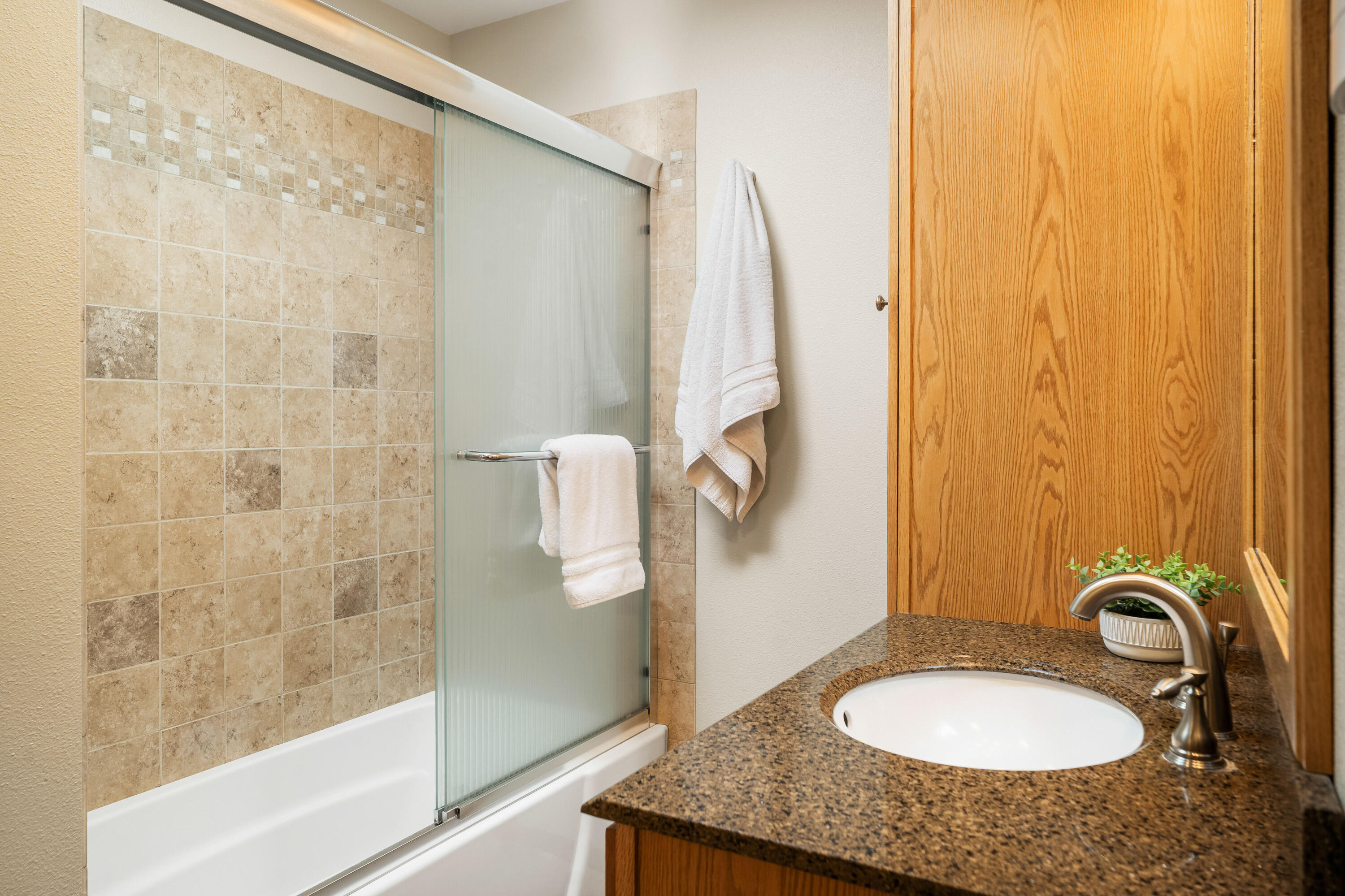 57711 Splitrock Lane, Unit 12 Sunriver, OR 97707 - Photo 10 of 21 Primary Bathroom