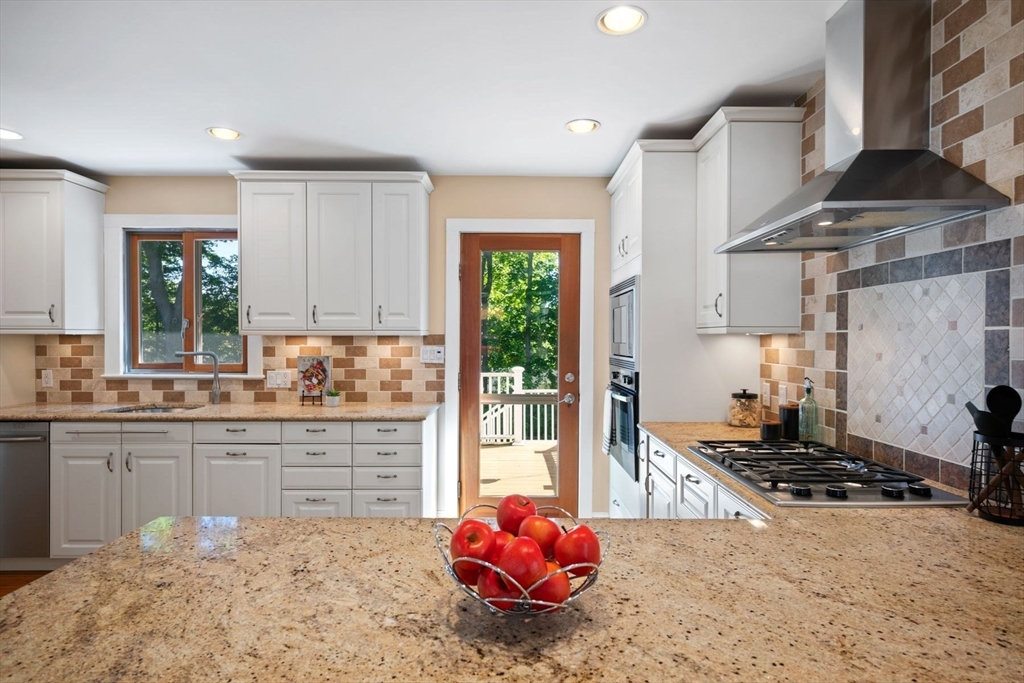 32 Pilgrim Road Marblehead, MA 01945 - Photo 11 of 38