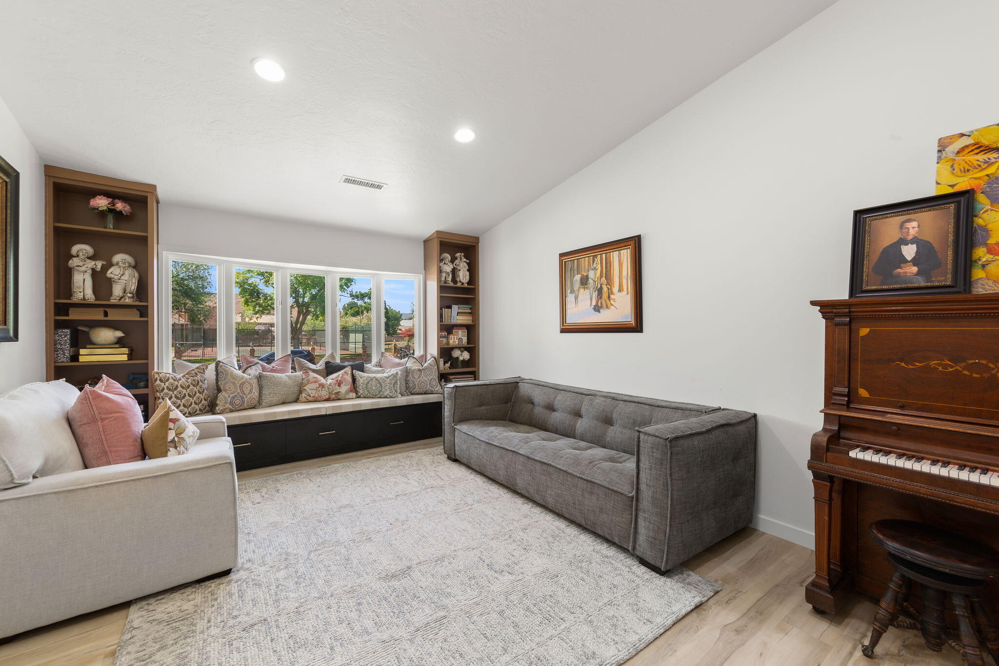 558 Del Mar Drive St. George, UT 84790 - Photo 7 of 74 front living room