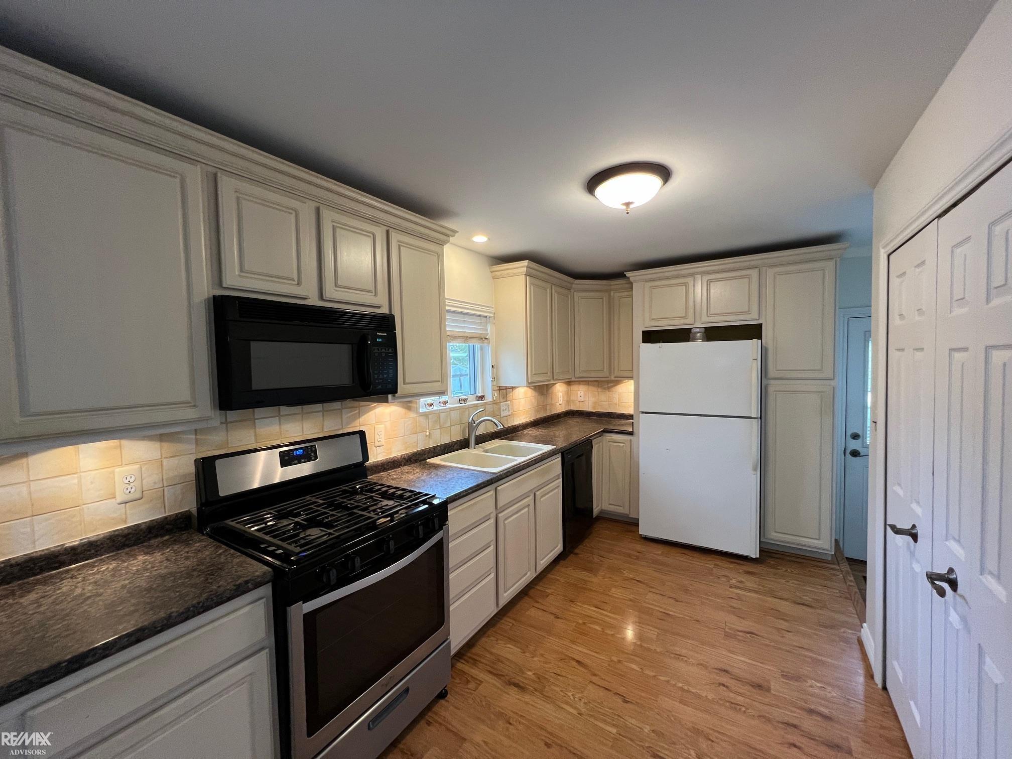 28790 Cotton Road New Baltimore, MI 48047 - Photo 9 of 33 Kitchen
