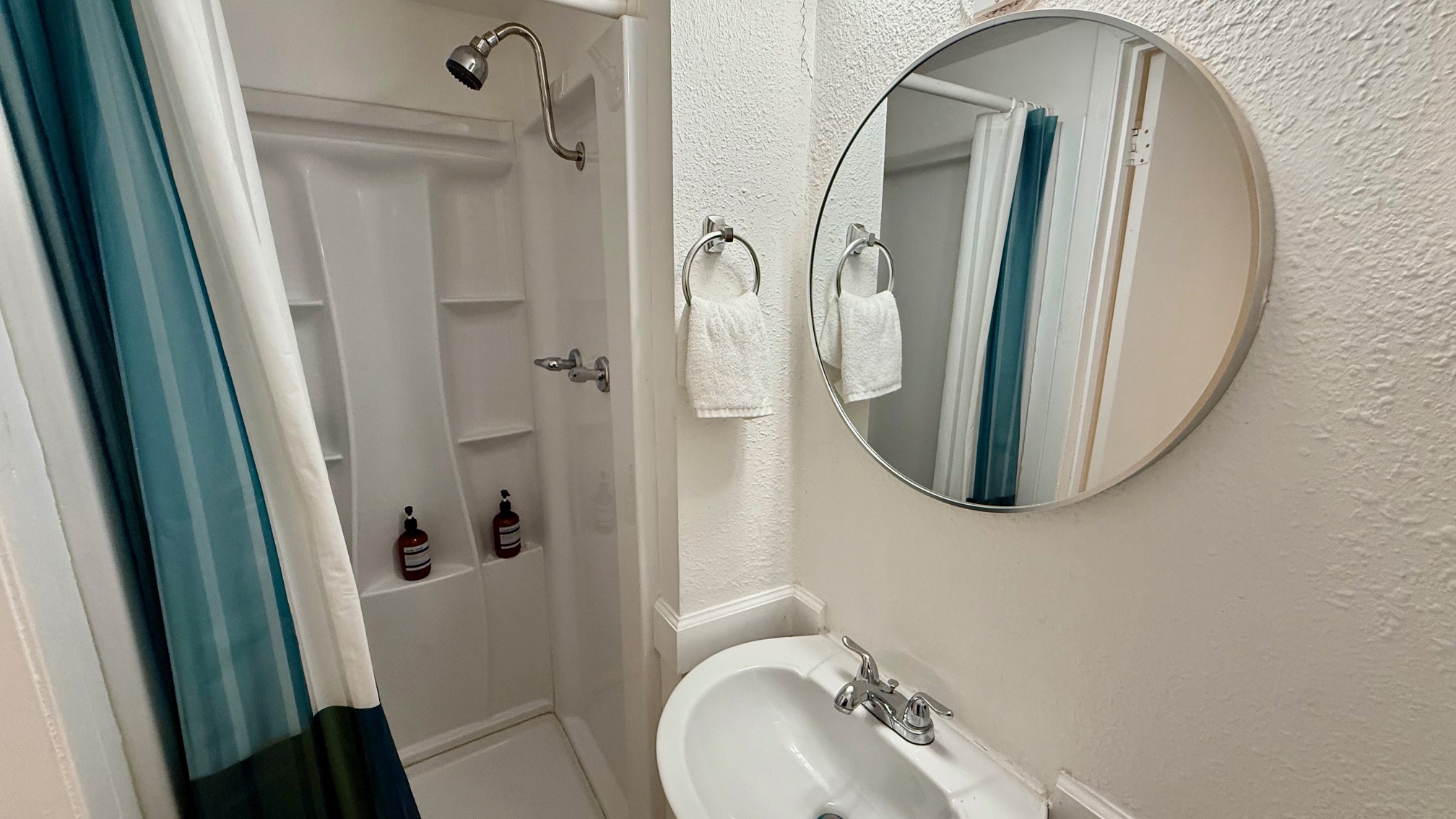 1802 East University Avenue Georgetown, TX 78626 - Photo 10 of 35 a bathroom with a sink and mirror