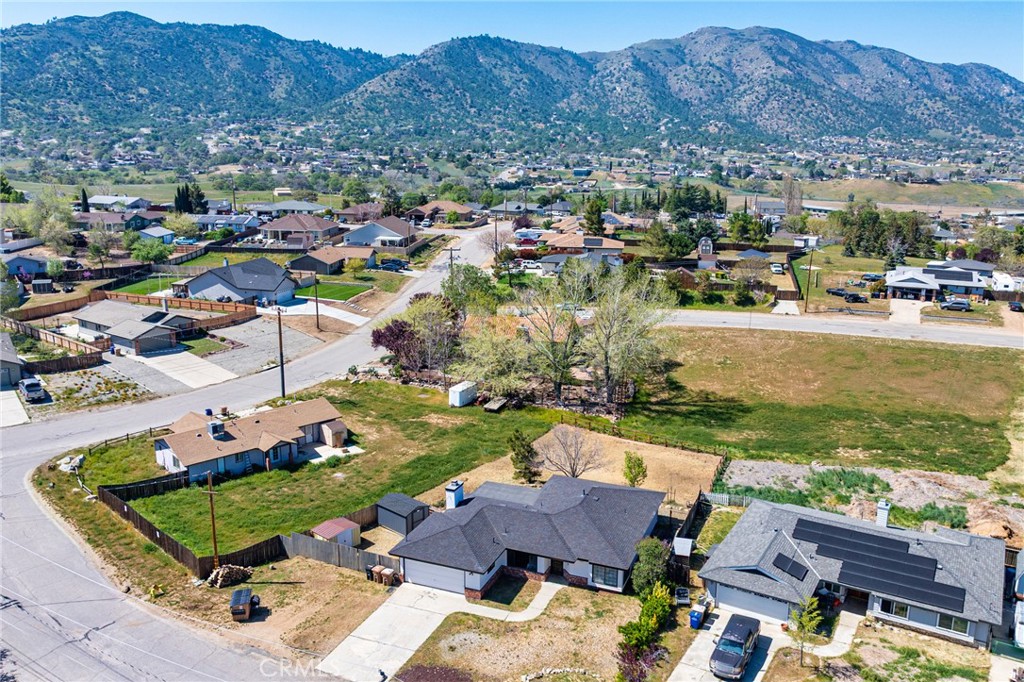 21921 Fig Court Tehachapi, CA 93561 - Photo 44 of 44 a view of a city with mountains in the background