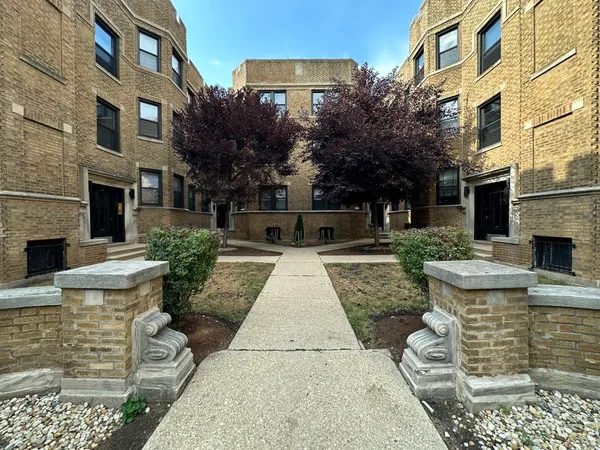 $2,727 | 639 West Cornelia Avenue, Unit 2S, Chicago, IL 60657