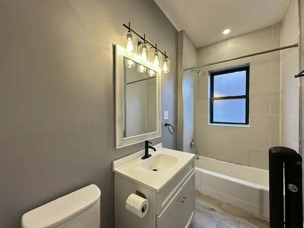 $2,727 | 639 West Cornelia Avenue, Unit 2S, Chicago, IL 60657