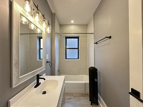 $2,727 | 639 West Cornelia Avenue, Unit 2S, Chicago, IL 60657