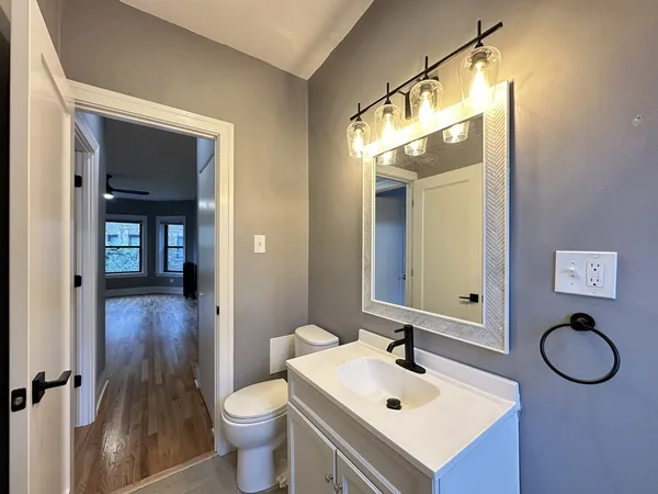 $2,727 | 639 West Cornelia Avenue, Unit 2S, Chicago, IL 60657