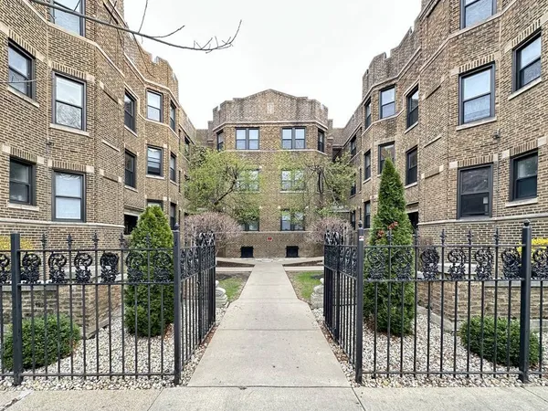 $2,727 | 639 West Cornelia Avenue, Unit 2S, Chicago, IL 60657