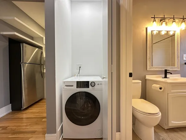$2,727 | 639 West Cornelia Avenue, Unit 2S, Chicago, IL 60657