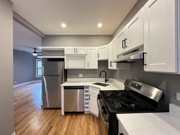$2,727 | 639 West Cornelia Avenue, Unit 2S, Chicago, IL 60657