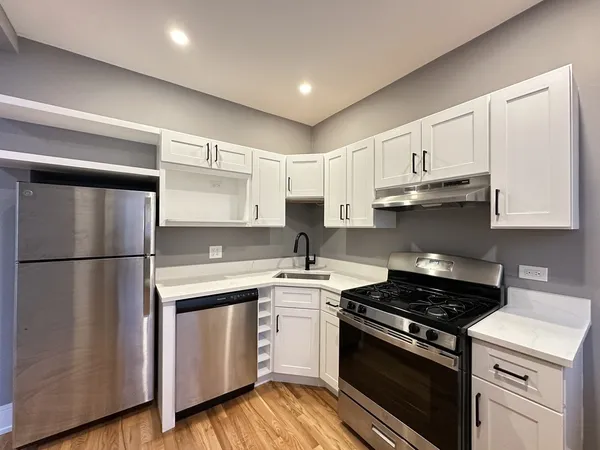 $2,727 | 639 West Cornelia Avenue, Unit 2S, Chicago, IL 60657
