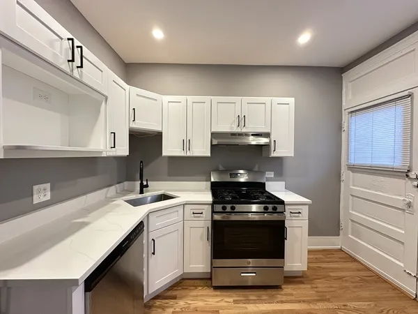 $2,727 | 639 West Cornelia Avenue, Unit 2S, Chicago, IL 60657