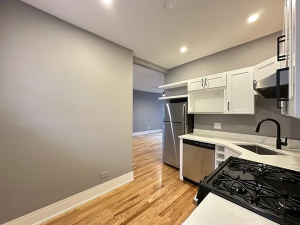 $2,727 | 639 West Cornelia Avenue, Unit 2S, Chicago, IL 60657