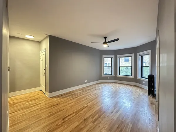 $2,727 | 639 West Cornelia Avenue, Unit 2S, Chicago, IL 60657