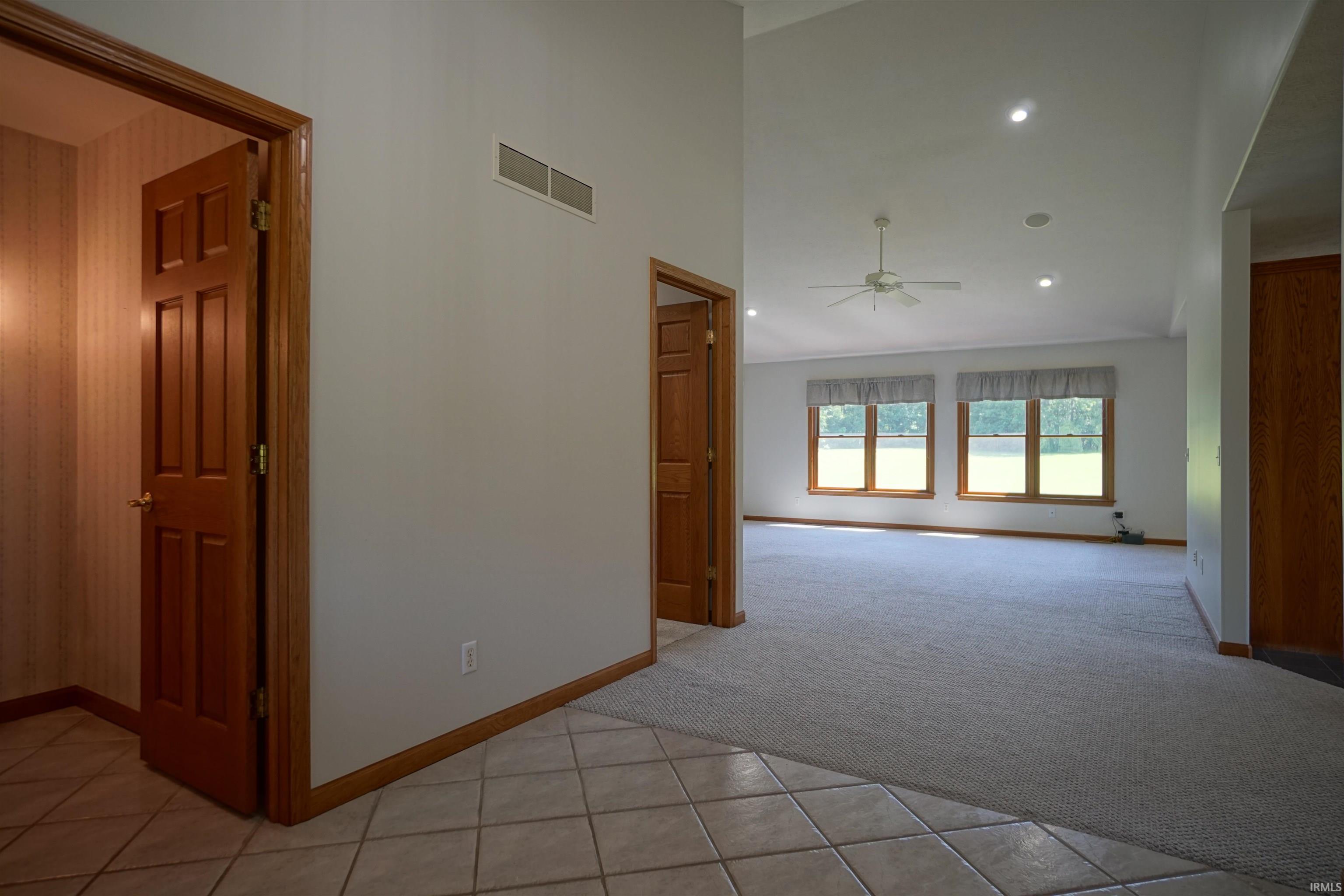 2572 North Fox Farm Road Warsaw, IN 46580 - Photo 2 of 36 Gallery Image 2