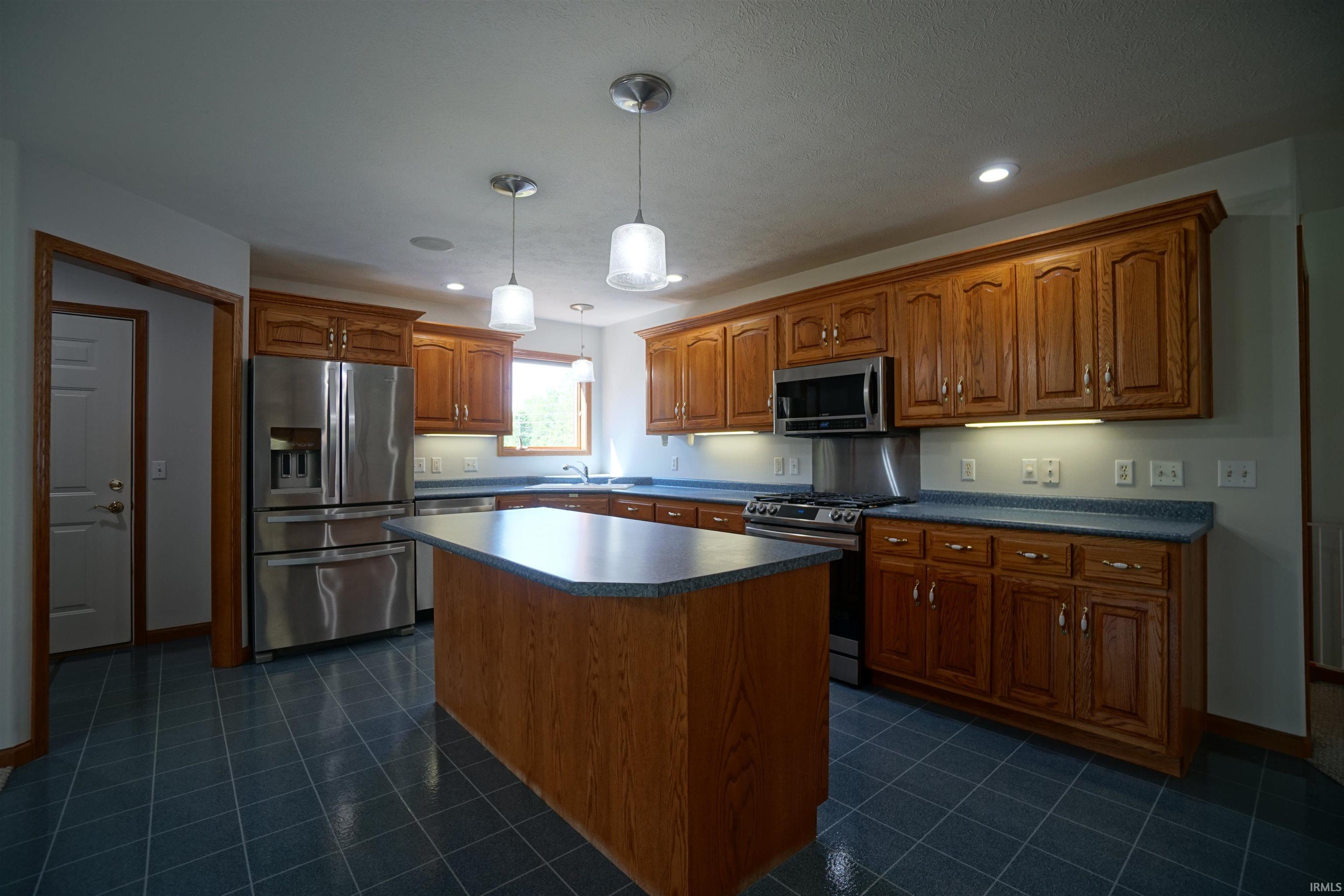2572 North Fox Farm Road Warsaw, IN 46580 - Photo 7 of 36 Gallery Image 7