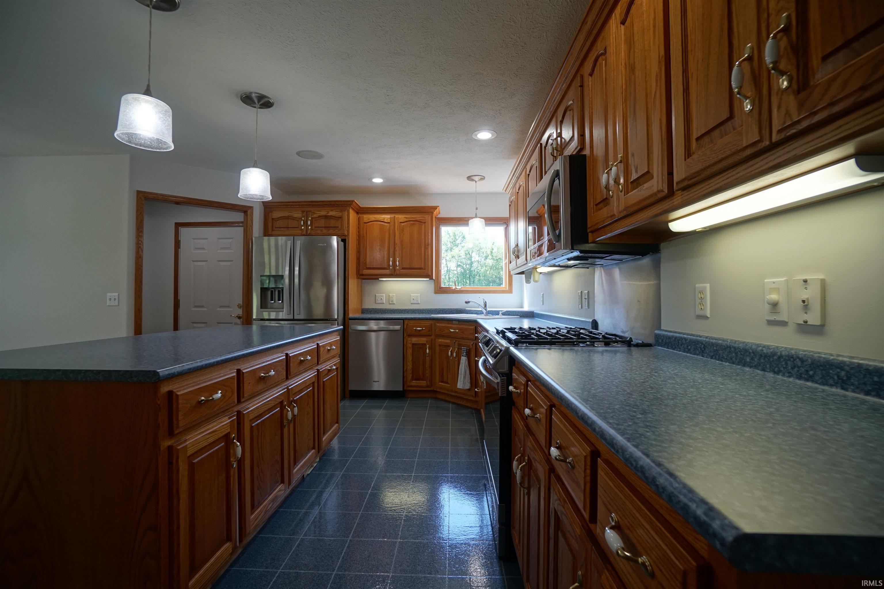2572 North Fox Farm Road Warsaw, IN 46580 - Photo 8 of 36 Gallery Image 8