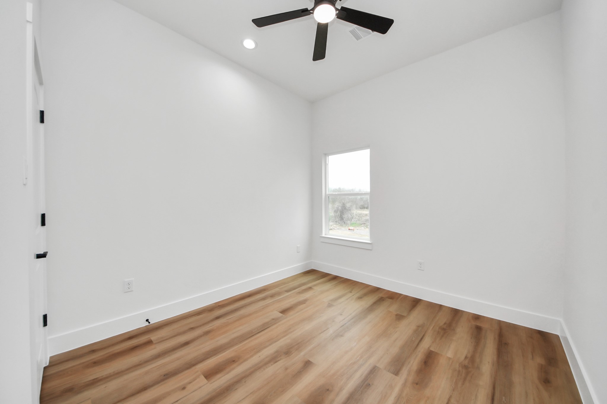 3535 Amos Street Houston, TX 77021 - Photo 33 of 46 Second bedroom on the second floor