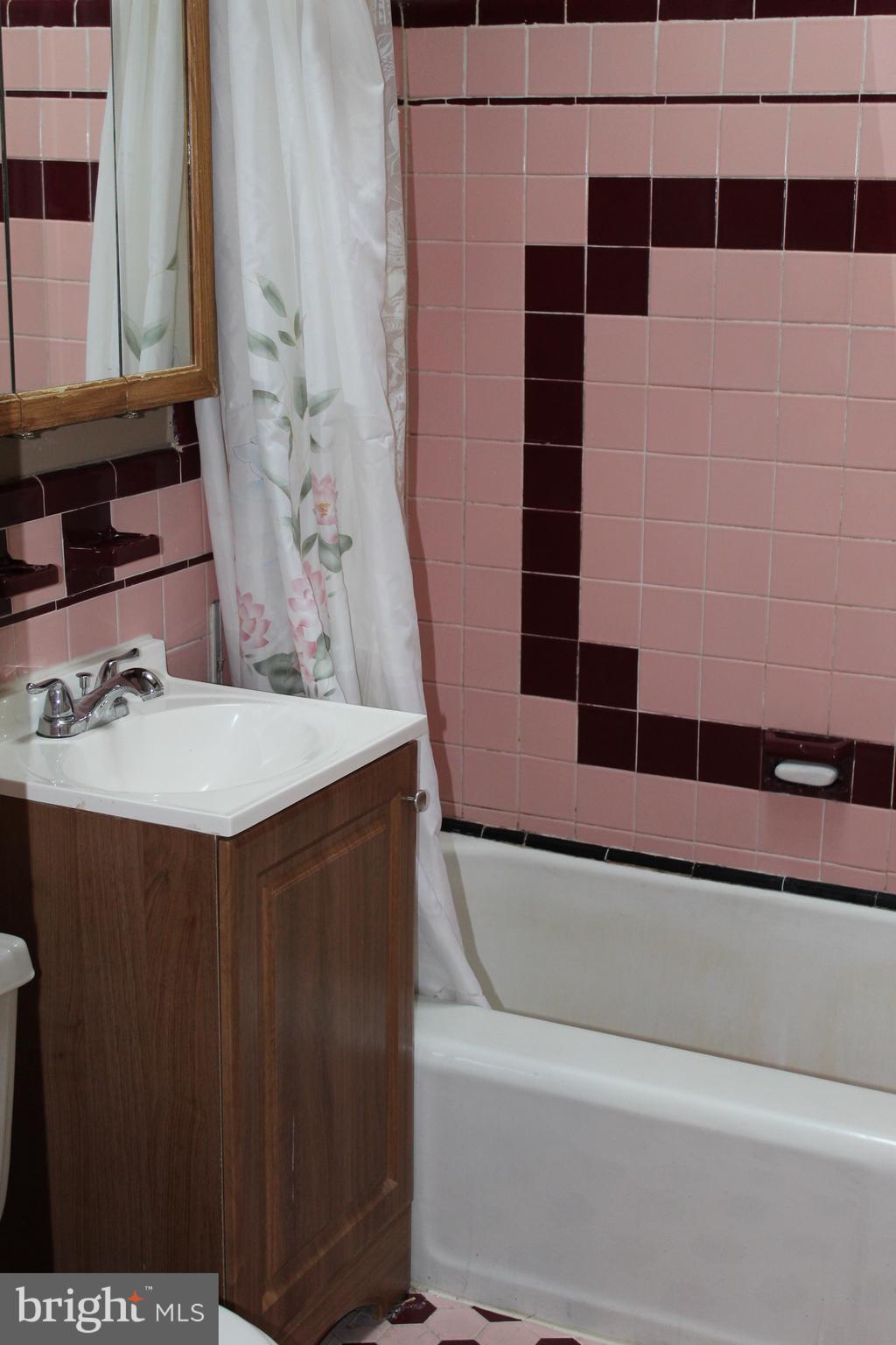 612 Briarcliff Road Upper Darby, PA 19082 - Photo 9 of 18 Upper level bath