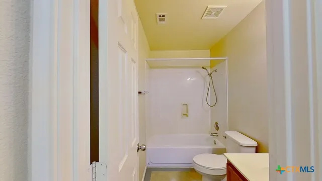 a view of empty room with window