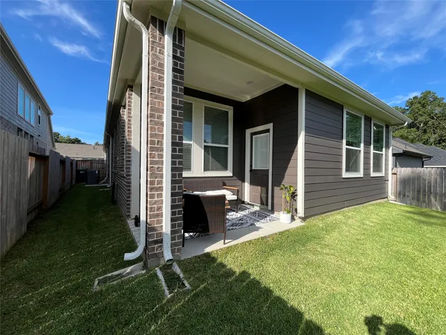 a view of a house with backyard