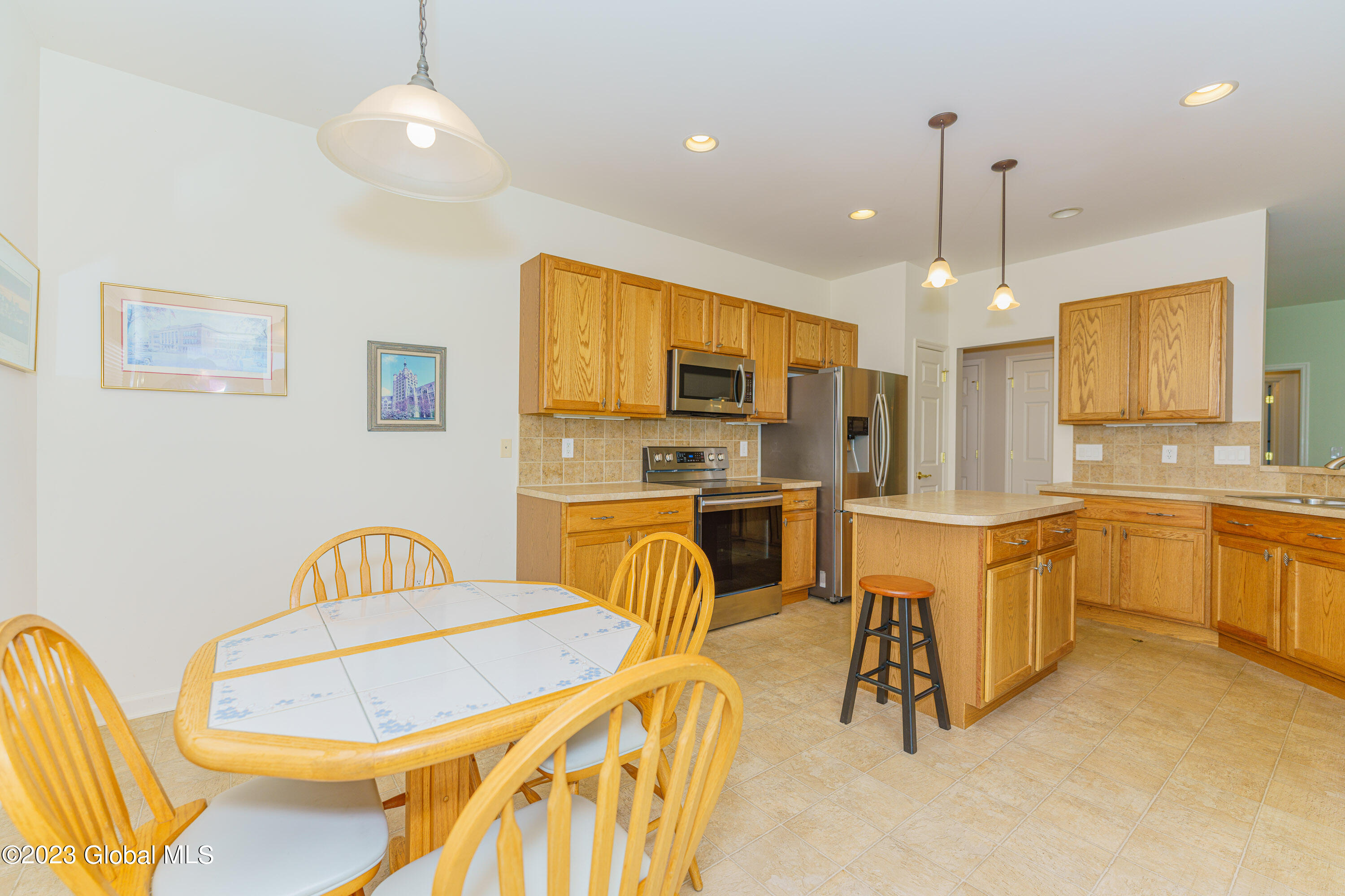 37 Sheldon Drive Halfmoon, NY 12118 - Photo 16 of 38 4 Kitchen 2