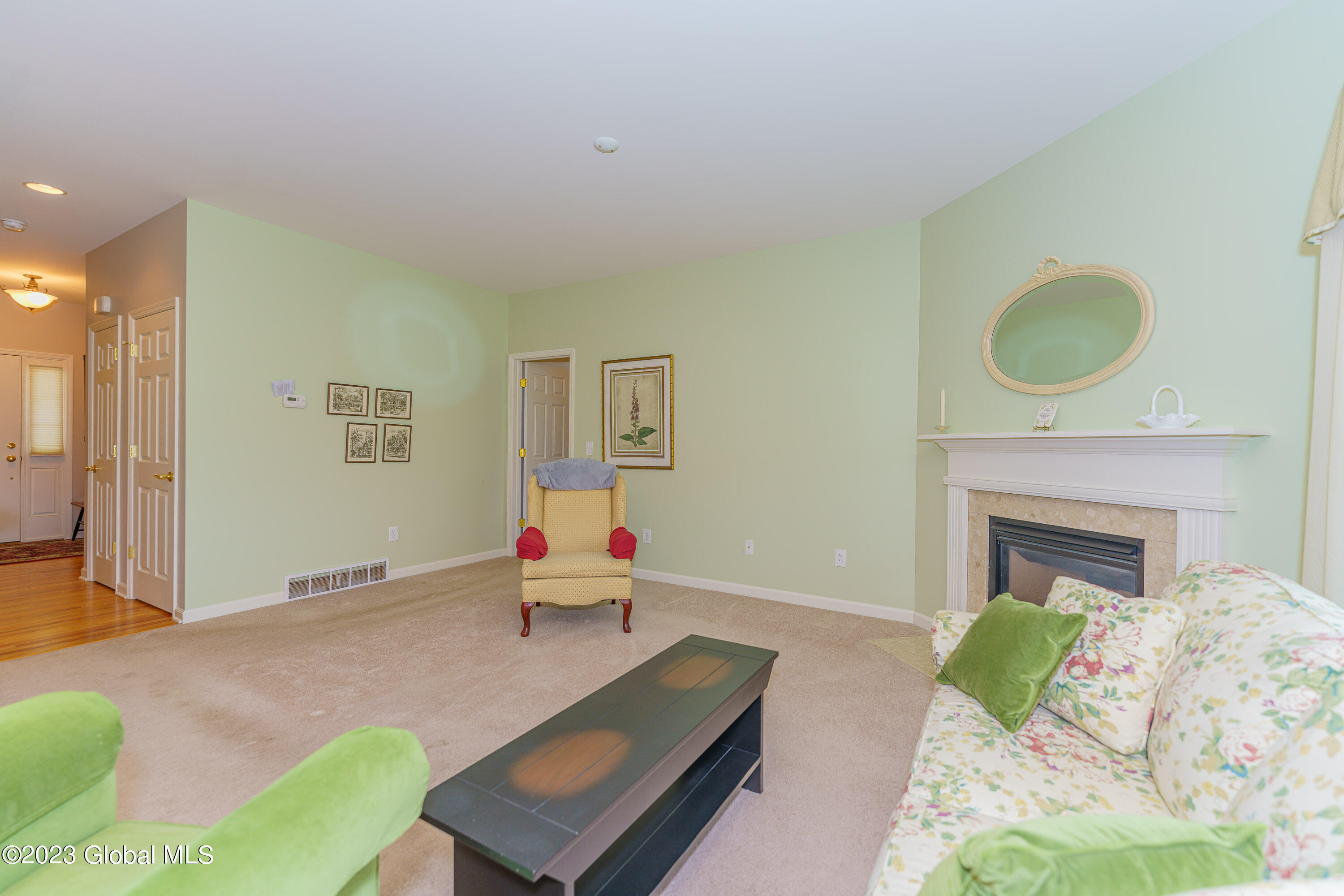 37 Sheldon Drive Halfmoon, NY 12118 - Photo 6 of 38 2 Livingroom 1