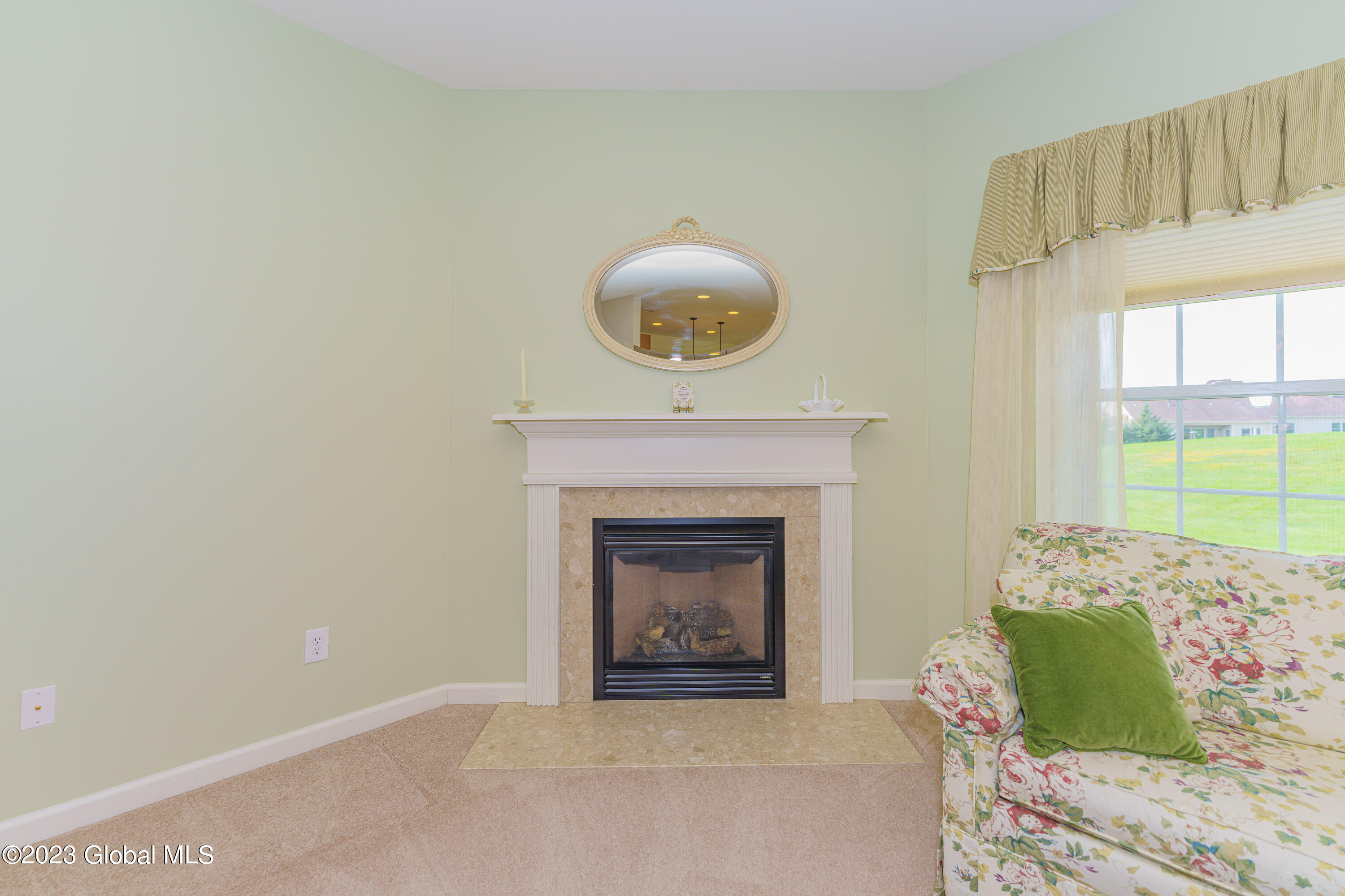 37 Sheldon Drive Halfmoon, NY 12118 - Photo 9 of 38 2 Livingroom 4