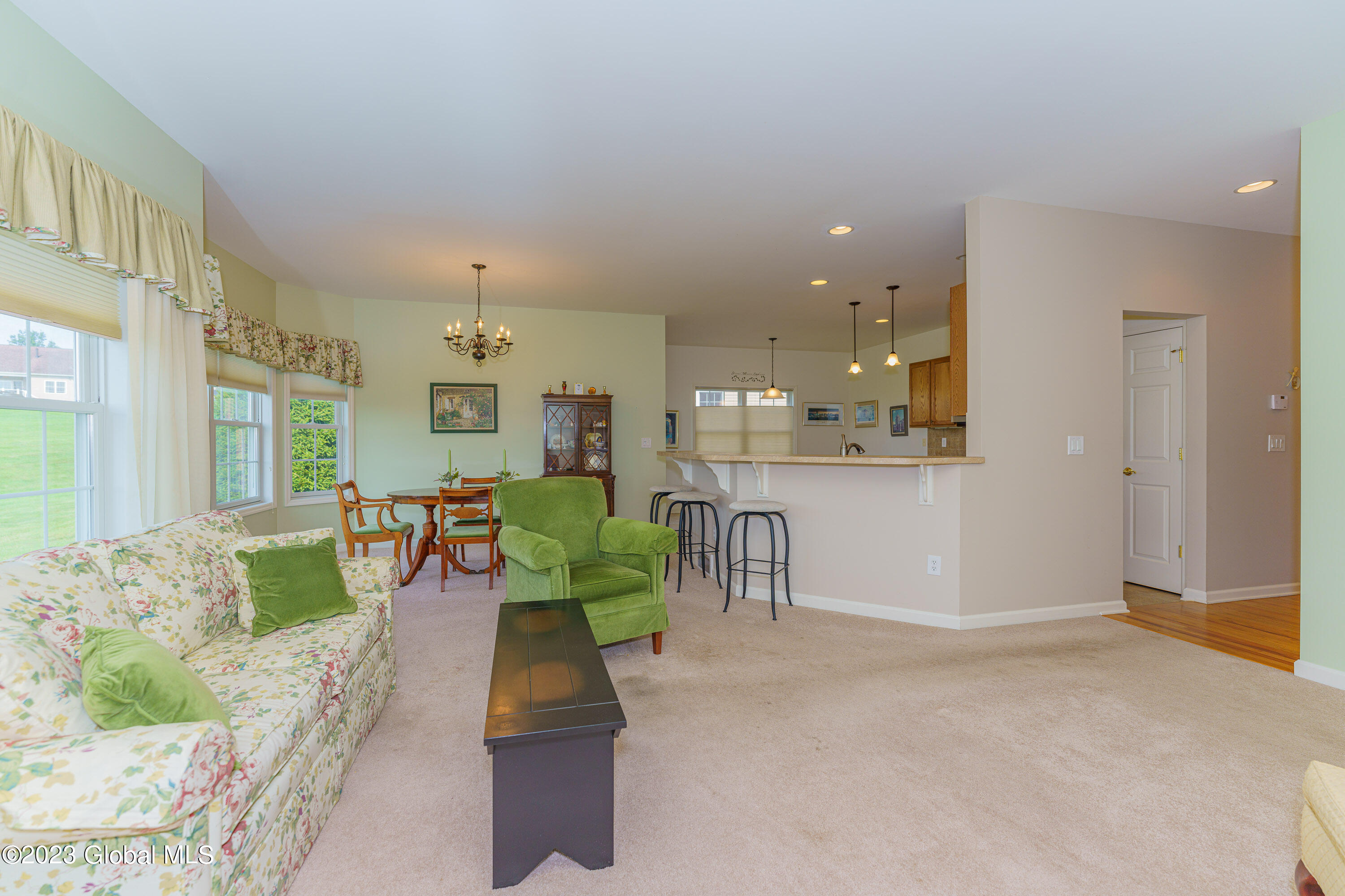 37 Sheldon Drive Halfmoon, NY 12118 - Photo 10 of 38 2 Livingroom 5