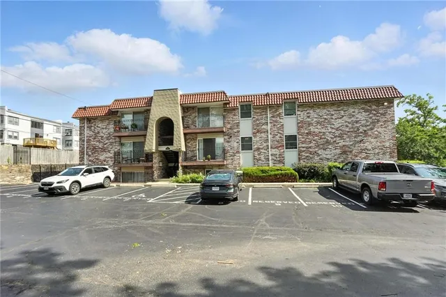 $215,000 | 5010 Baltimore Avenue, Unit 106, Kansas City, MO 64112