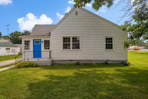 $109,900 | 303 South Shirley Street, Newman, IL 61942