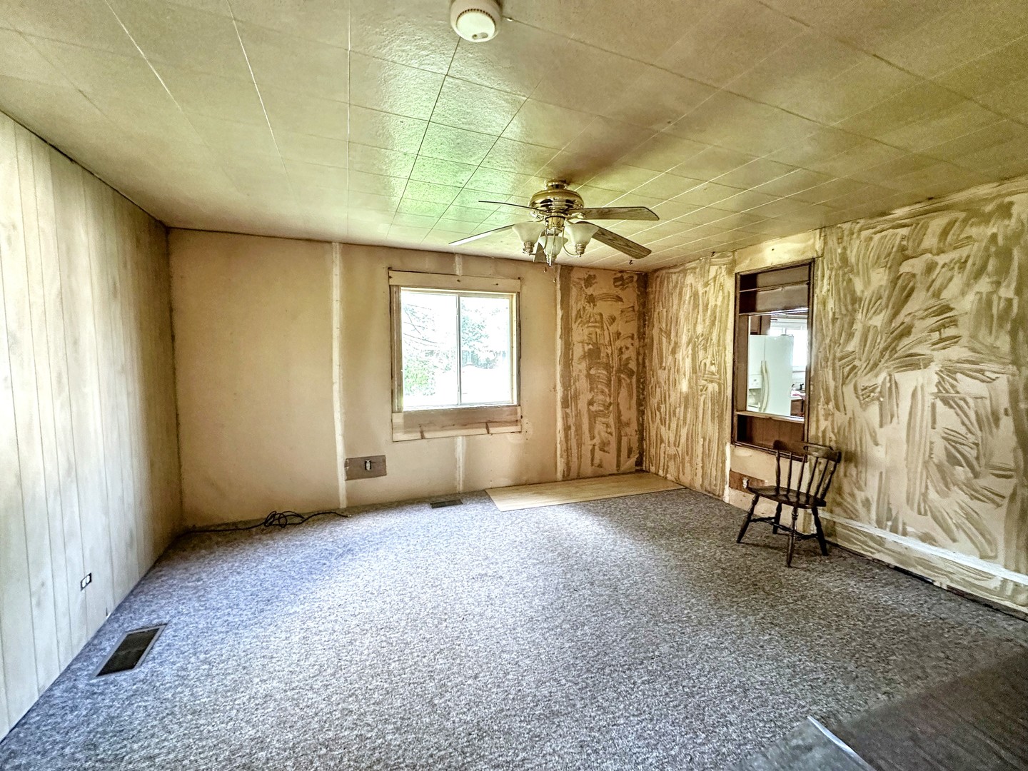 615 South Central Street Gilman, IL 60938 - Photo 9 of 10 an empty room with windows