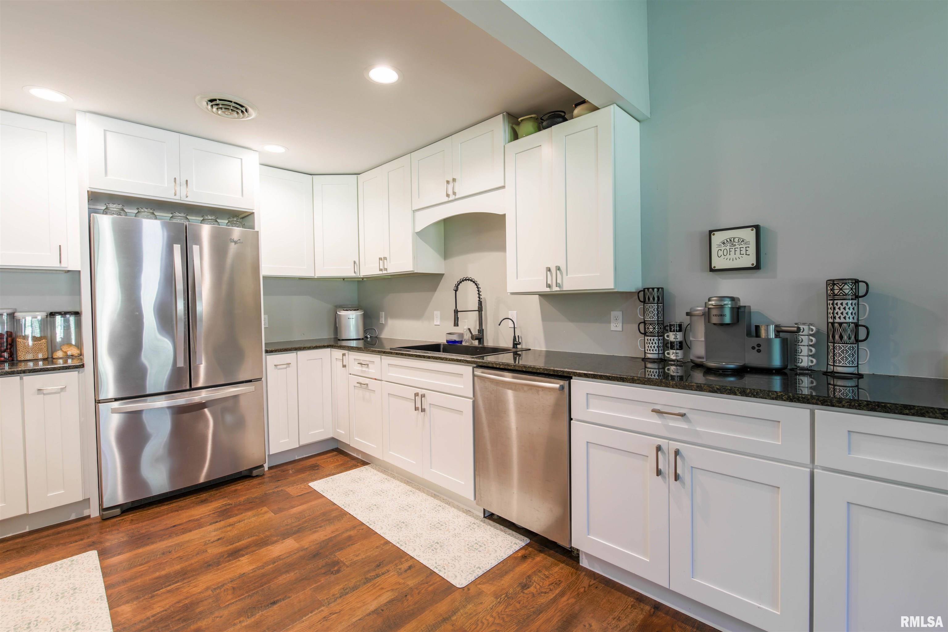 1562 Spring Bay Road East Peoria, IL 61611 - Photo 8 of 52