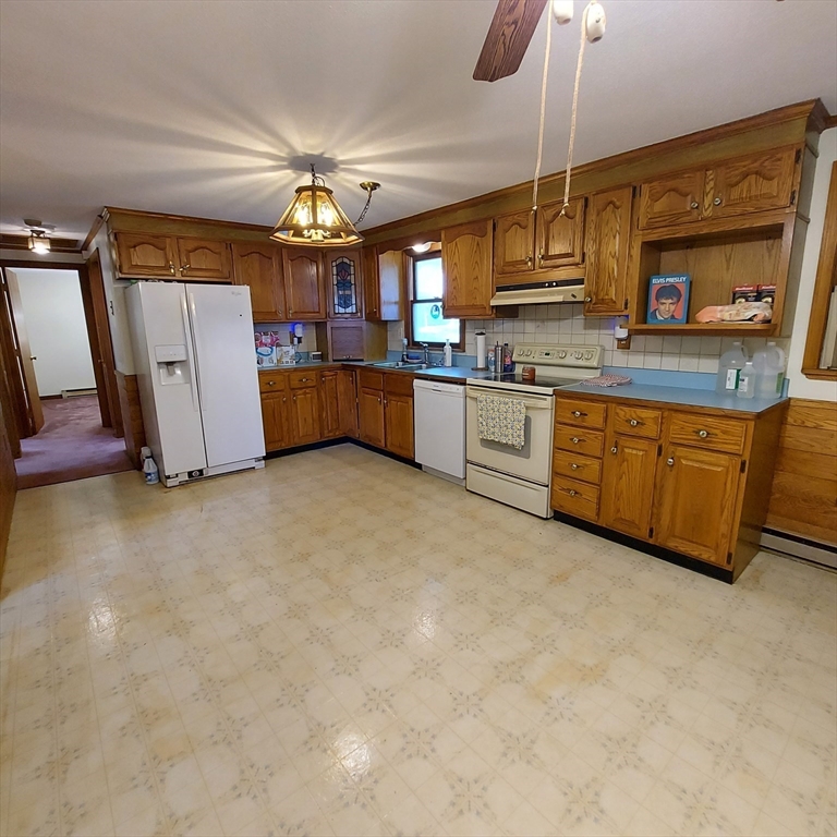 1075 West Brookfield Road New Braintree, MA 01531 - Photo 7 of 42