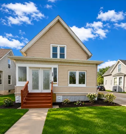 $324,900 | 217 Prairie Street, Aurora, IL 60506