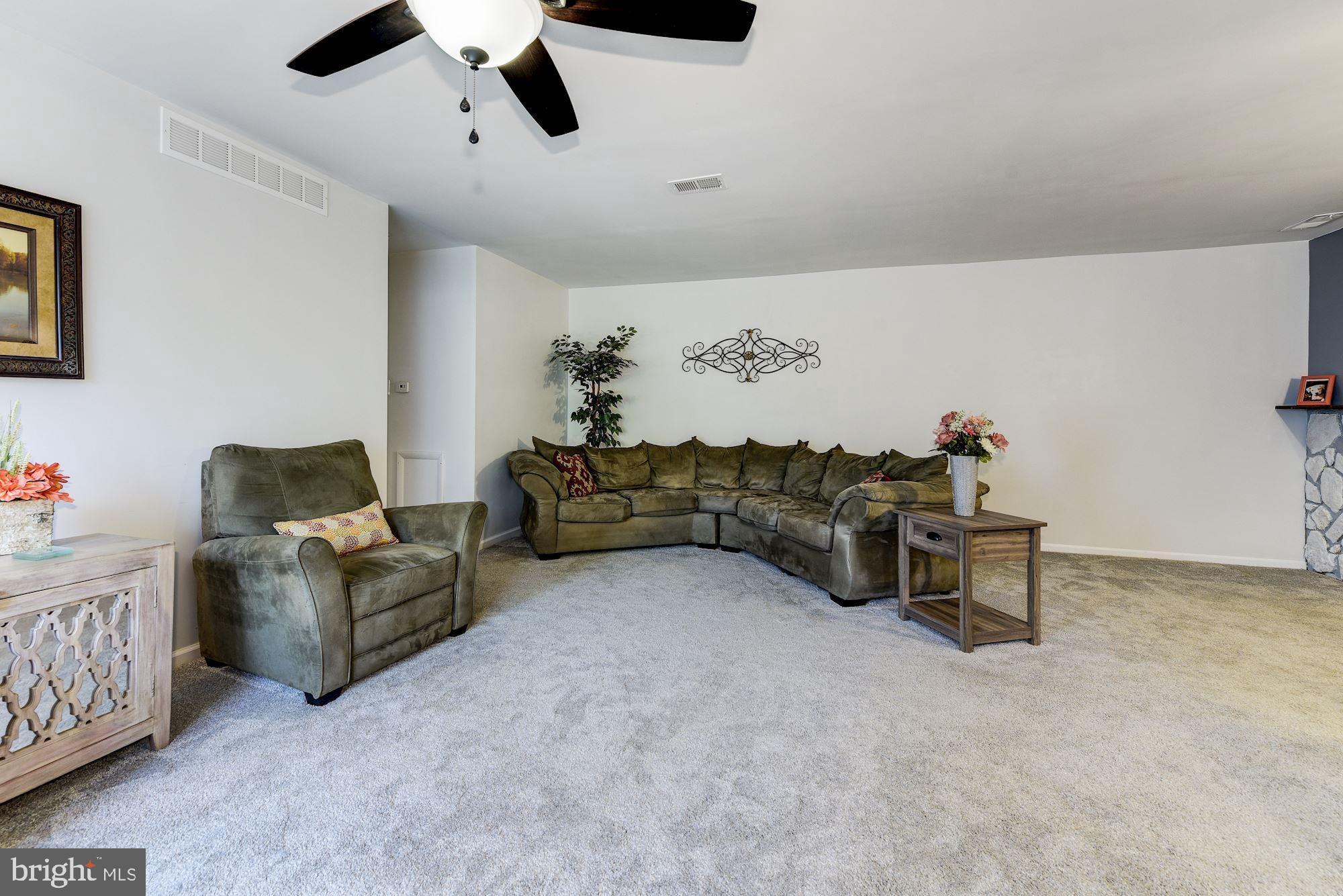 1475 Mt Holly Road, Unit K12 Beverly, NJ 08010 - Photo 10 of 26 Huge Living Room