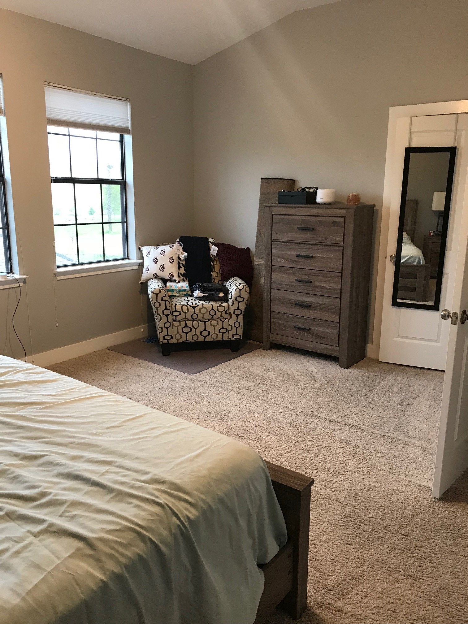 1414 Emancipation Avenue, Unit A Houston, TX 77003 - Photo 15 of 22 a bedroom with a bed and a television