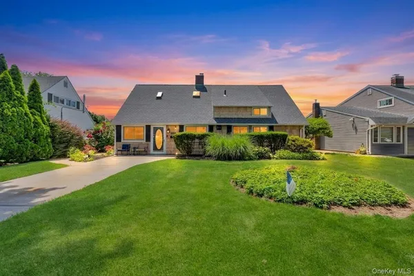 $819,999 | 26 Berry Lane, Hicksville, NY 11801