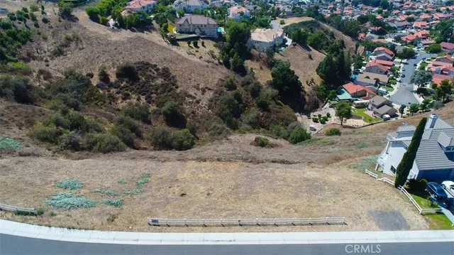 a view of a dry yard
