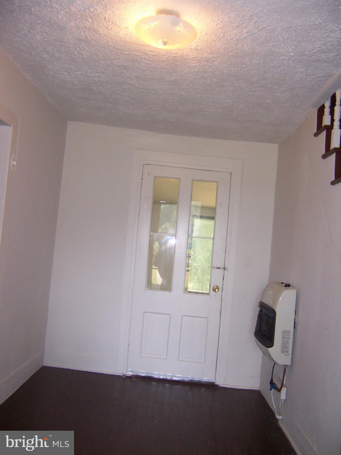 10083 Clarkes Road Midland, VA 22728 - Photo 8 of 22 Foyer