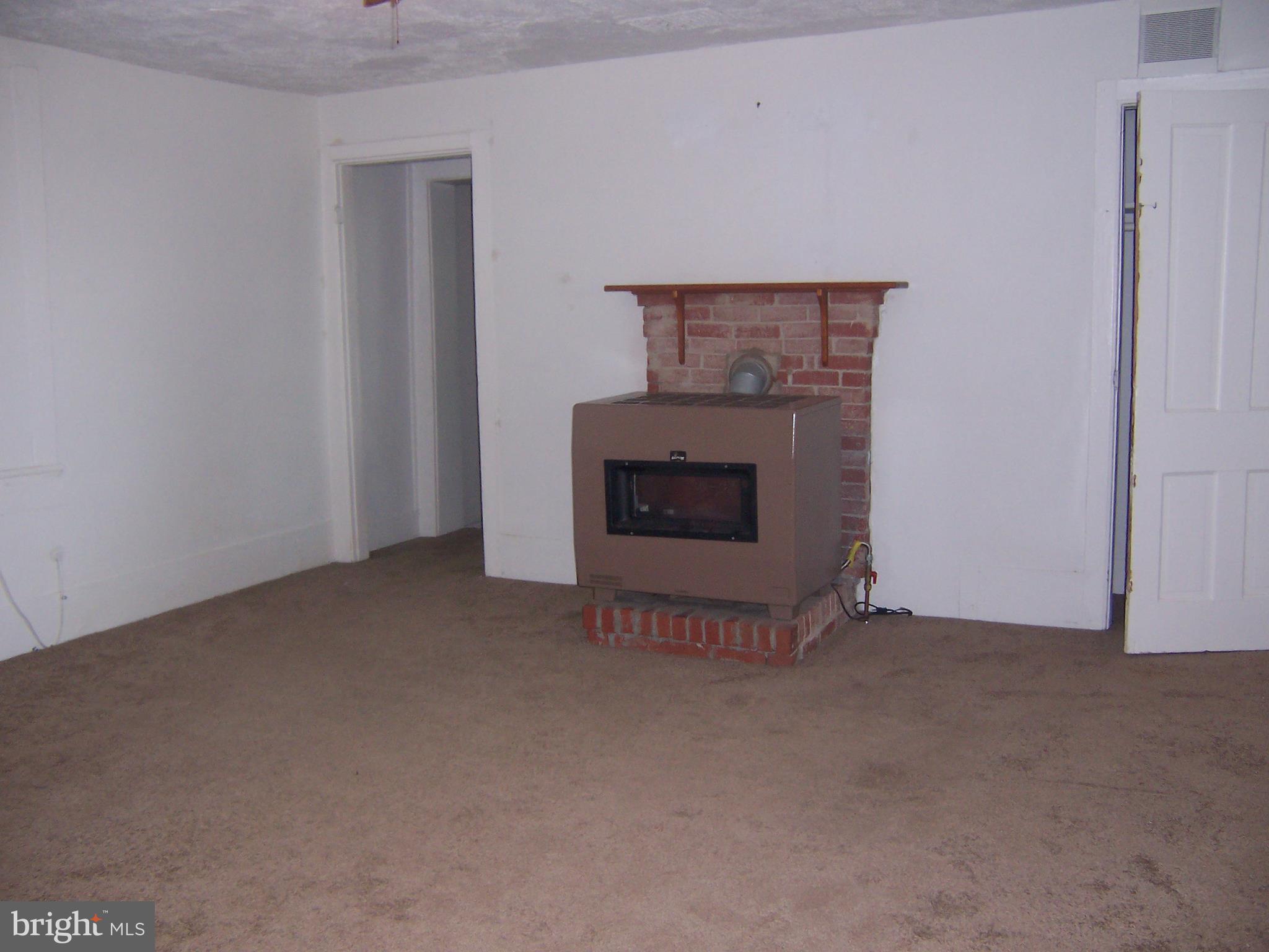 10083 Clarkes Road Midland, VA 22728 - Photo 9 of 22 Living Room