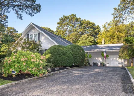 $999,999 | 346 Ridgefield Road, Hauppauge, NY 11788