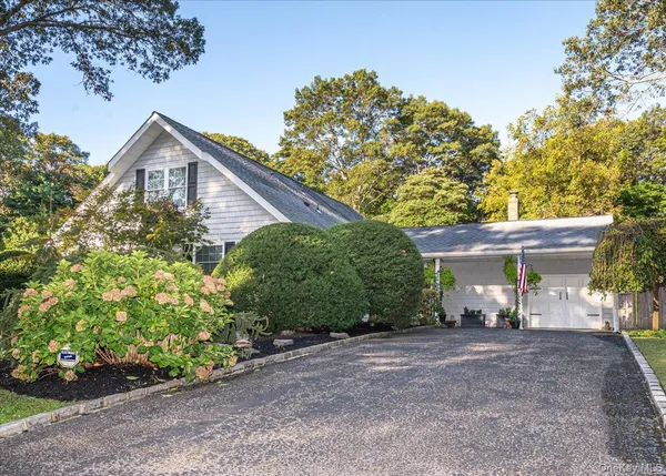 $900,000 | 346 Ridgefield Road, Hauppauge, NY 11788