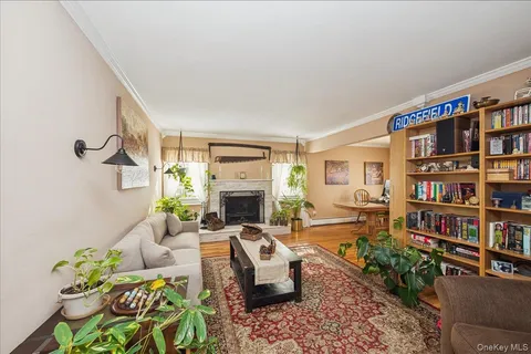 $999,999 | 346 Ridgefield Road, Hauppauge, NY 11788