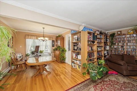 $999,999 | 346 Ridgefield Road, Hauppauge, NY 11788