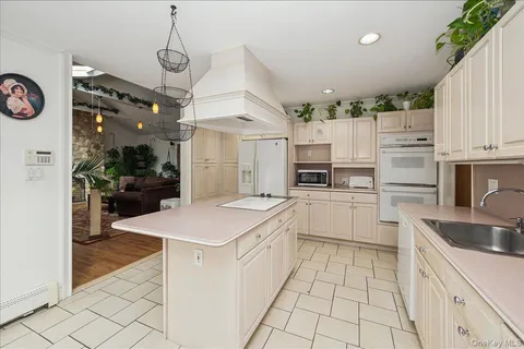 $999,999 | 346 Ridgefield Road, Hauppauge, NY 11788