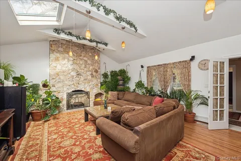 $999,999 | 346 Ridgefield Road, Hauppauge, NY 11788