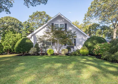 $999,999 | 346 Ridgefield Road, Hauppauge, NY 11788