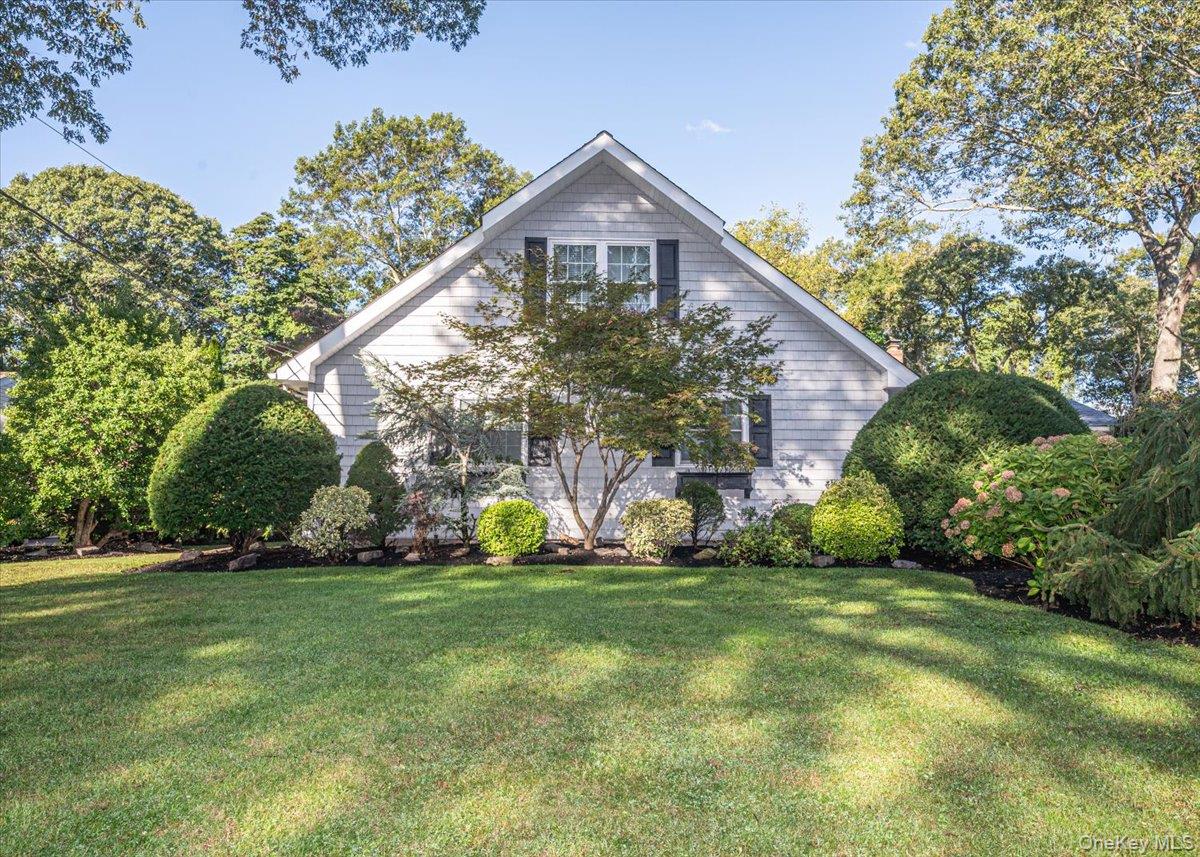 346 Ridgefield Road Hauppauge, NY 11788 - Photo 3 of 45 View of front facade featuring a front yard