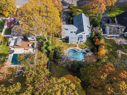 $999,999 | 346 Ridgefield Road, Hauppauge, NY 11788