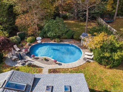 $999,999 | 346 Ridgefield Road, Hauppauge, NY 11788